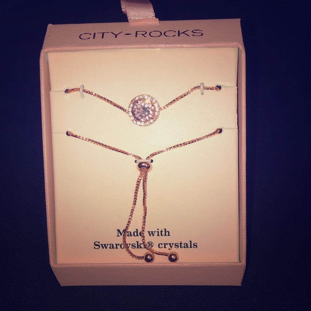 NWT beautiful necklace pink center